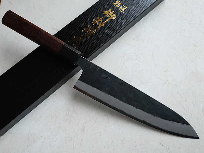 土佐打刃物の伝統を継承する宗石刃物製作所の青紙二号黒打・牛刀 