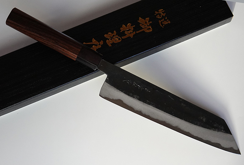 土佐の鍛冶屋さんによる鍛造包丁 青紙二号黒打・切付型牛刀 21cm