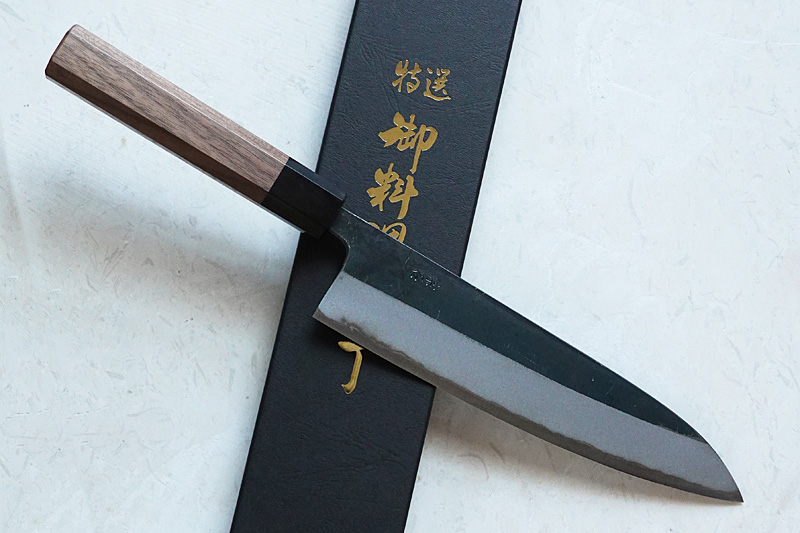 土佐打刃物の伝統を継承する宗石刃物製作所の青紙二号黒打・牛刀 21cm